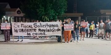 Vecinos de Del Campillo movilizados para pedir el esclarecimiento del abuso sexual a la menor de 15 años. (Puntal)