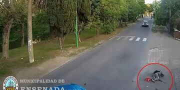 El motociclista quedó tirado sobre el asfalto y sufrió heridas graves.