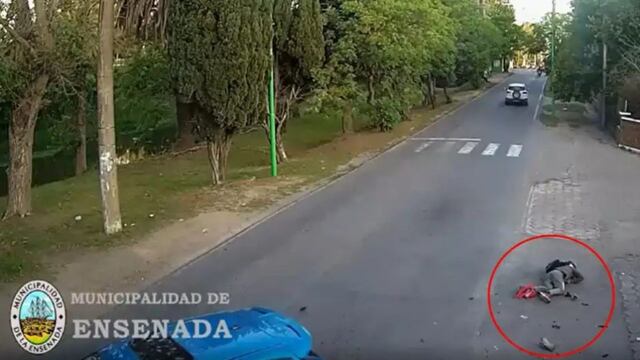 El motociclista quedó tirado sobre el asfalto y sufrió heridas graves.