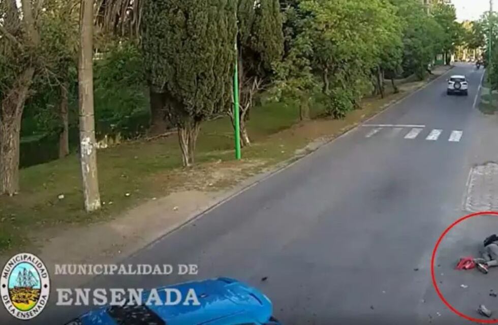 Accidente en La Plata: un motociclista salió volando por el aire tras chocar contra un auto y está en grave estado