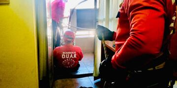Vive sola, sufrió un desmayo y debieron armar un operativo para socorrerla.