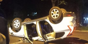 Accidente vial en Puerto Iguazú: una camioneta despistó y volcó.
