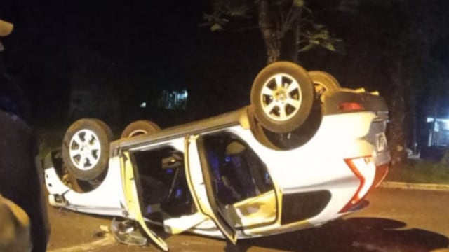 Accidente vial en Puerto Iguazú: una camioneta despistó y volcó.