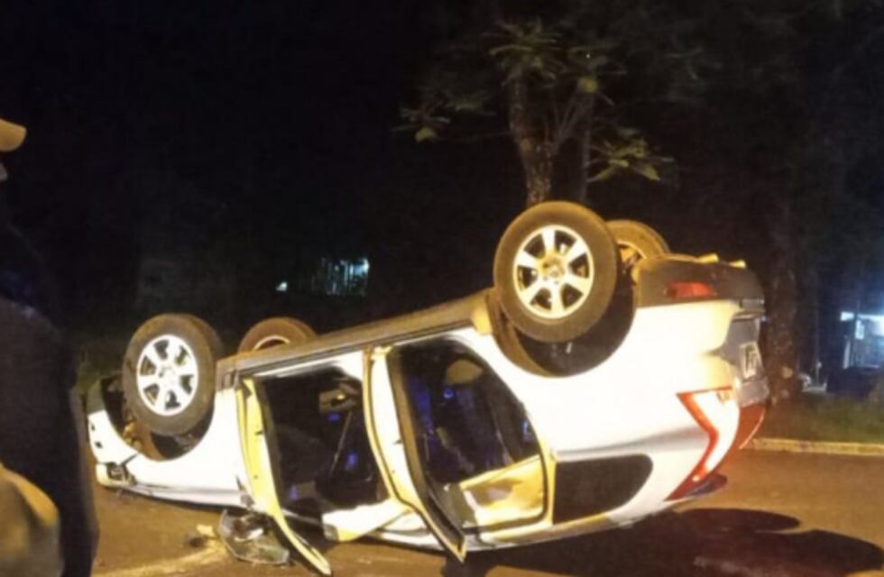 Accidente vial en Puerto Iguazú: una camioneta despistó y volcó
