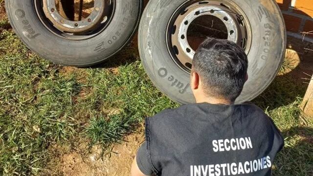 Estacionó su camión por un desperfecto y le robaron las ruedas en Garupá.