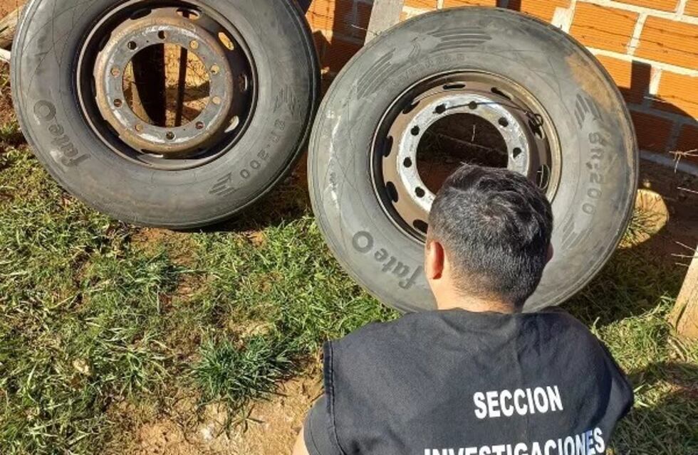 Estacionó su camión por un desperfecto y le robaron las ruedas en Garupá