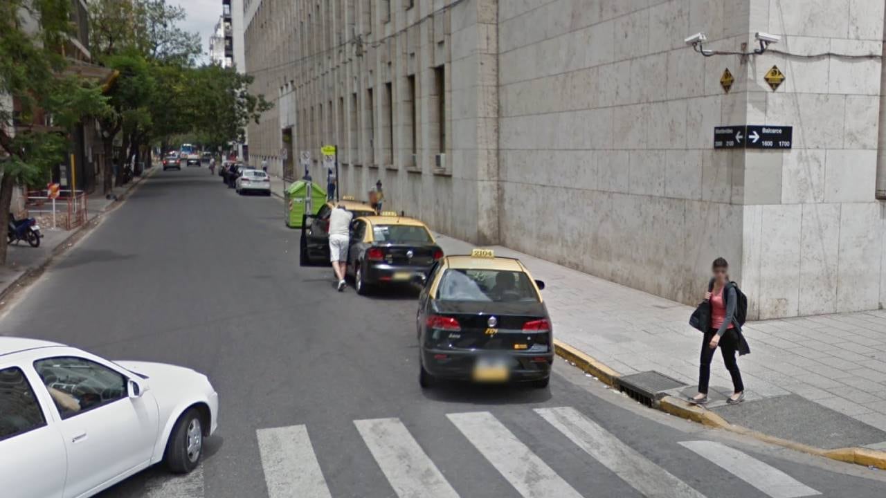 La parada de taxis de los Tribunales provinciales de Rosario se ubica sobre la esquina de Balcarce y Montevideo.