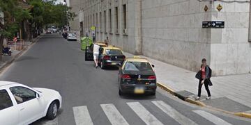 El chofer hizo la denuncia cuando su cliente entró a los Tribunales provinciales y no regresó con el dinero.