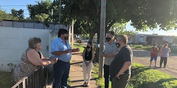 Recorrida de funcionarios por el barrio Independencia de Rafaela