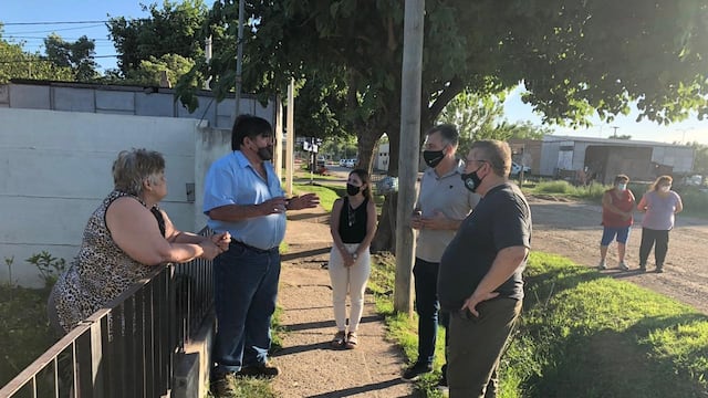 Recorrida de funcionarios por el barrio Independencia de Rafaela