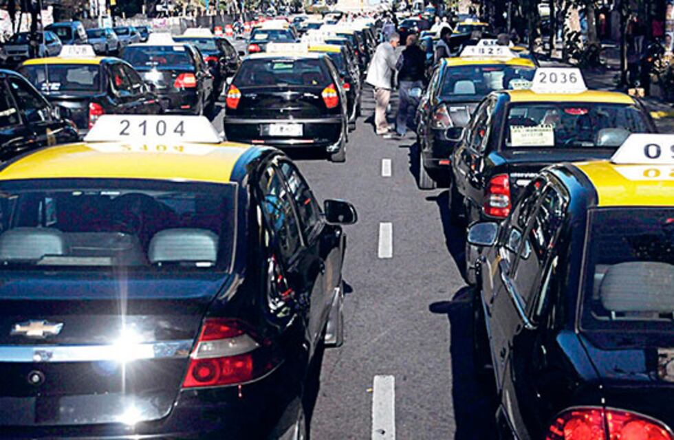 Proyectan un aumento del 30% en la tarifa de taxtis