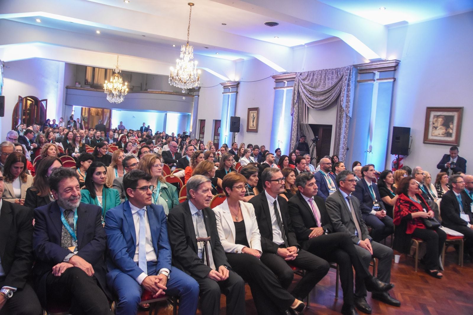 El salón principal del hotel situado en el barrio Alto La Viña, colmado por autoridades y asistentes al Congreso de Derecho Laboral y Relaciones del Trabajo de la SADL.