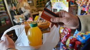 Las familias recurren cada vez más a las tarjetas para consumos básicos. (La Voz / Archivo)