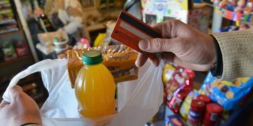 Las familias recurren cada vez más a las tarjetas para consumos básicos. (La Voz / Archivo)