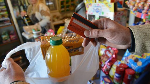 Las familias recurren cada vez más a las tarjetas para consumos básicos. (La Voz / Archivo)