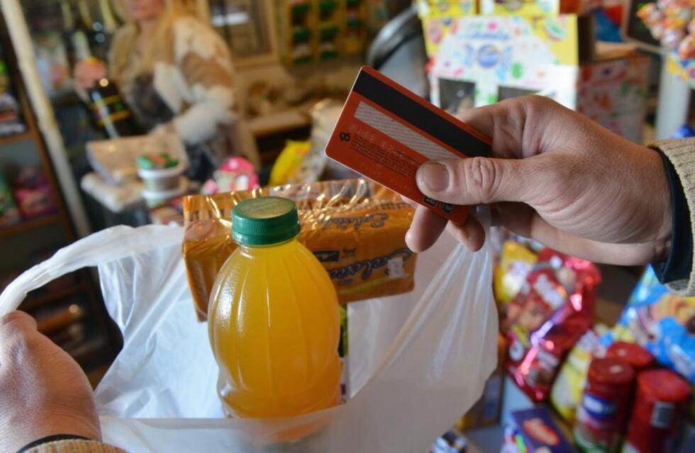 Las familias recurren cada vez más a las tarjetas para consumos básicos