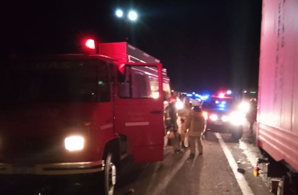 Grave accidente en la Autovía 4: dos camiones involucrados y un chofer atrapado