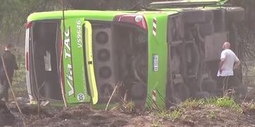 Un colectivo de larga distancia que cubría el corredor Jujuy-Córdoba fue colisionado por un automóvil y volcó en la banquina de la RN66. El hecho dejó como saldo cuatro personas muertas.