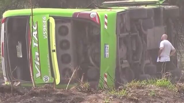Un colectivo de larga distancia que cubría el corredor Jujuy-Córdoba fue colisionado por un automóvil y volcó en la banquina de la RN66. El hecho dejó como saldo cuatro personas muertas.