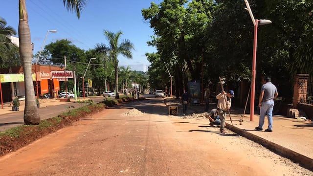 Continúan las obras de ensanchamiento en la avenida Victoria Aguirre en Puerto Iguazú.