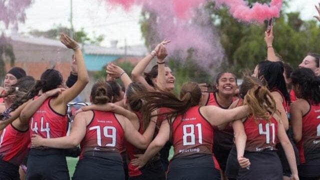 Sporting estrenó su cancha de hockey en los torneos de la Asociación Bahiense.