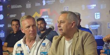 Manuel Pérez, junto a Andrés Fassi. Hubo palitos para Instituto por la negativa a jugar ante Racing.