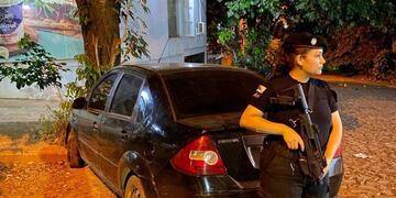 Persecución y choque en Eldorado: buscan a dos sospechosos que abandonaron un auto robado.