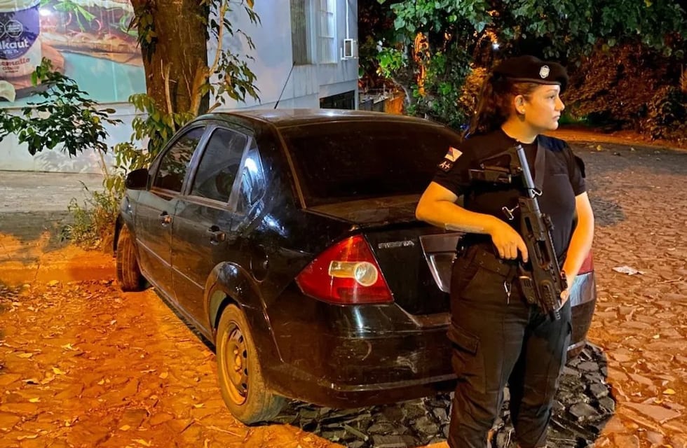 Persecución y choque en Eldorado: buscan a dos sospechosos que abandonaron un auto robado