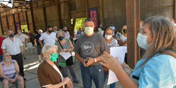 Demoras en la vacunacion a los ancianos de mas de 70 años en el Parque Central, esta mañana.
Vacunacion a mayores de edad, de la Sputnik V.
Foto: Orlando Pelichotti / Los Andes