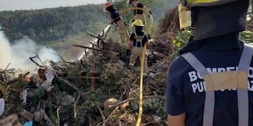 Sofocan incendio en el basural viejo de Puerto Iguazú.