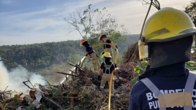Sofocan incendio en el basural viejo de Puerto Iguazú.