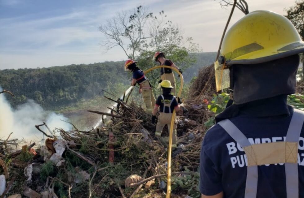 Sofocan incendio en el basural viejo de Puerto Iguazú