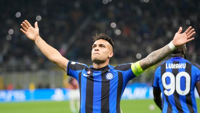 Lautaro Martínez celebra su gol en el clásico. Foto: AP Foto/Luca Bruno.