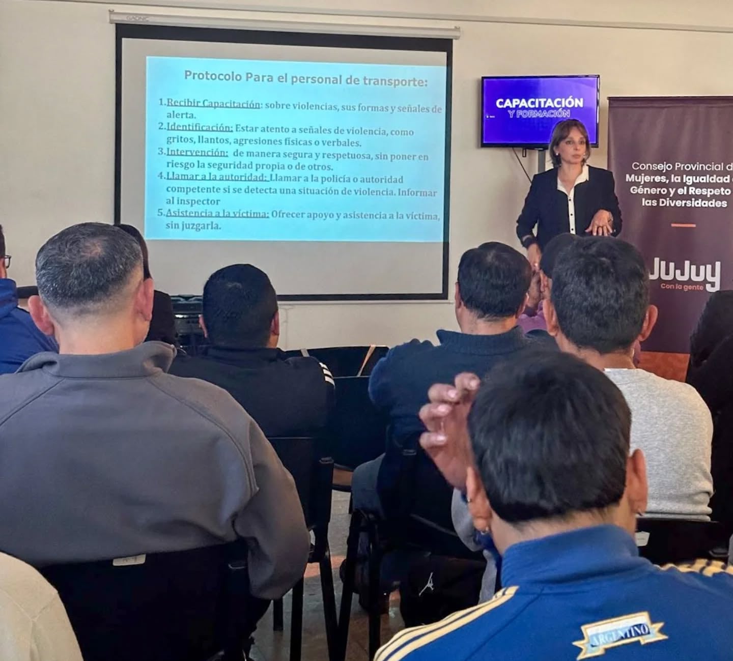 En esta oportunidad la capacitación del Consejo Provincial de Mujeres se ofreció a choferes y trabajadores de una empresa que presta el servicio de transporte público de pasajeros en la capital jujeña.