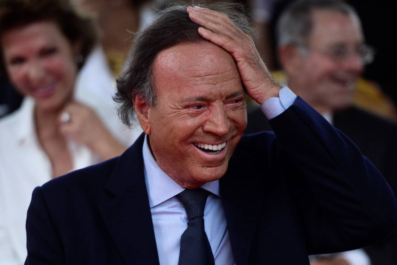 Julio Iglesias, sonriente duante un evento de 2019. (AP)