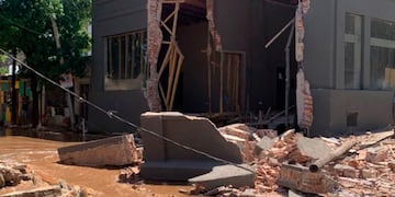 La explosión de un caño provocó el derrumbe de una vivienda.