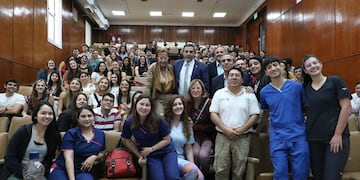 El ministro de Salud, doctor Luis Medina Ruiz, se reunió con alumnos de la Facultad de Medicina para capacitarlos y prepararlos para formar parte del Sistema de Salud.