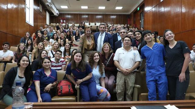 El ministro de Salud, doctor Luis Medina Ruiz, se reunió con alumnos de la Facultad de Medicina para capacitarlos y prepararlos para formar parte del Sistema de Salud.
