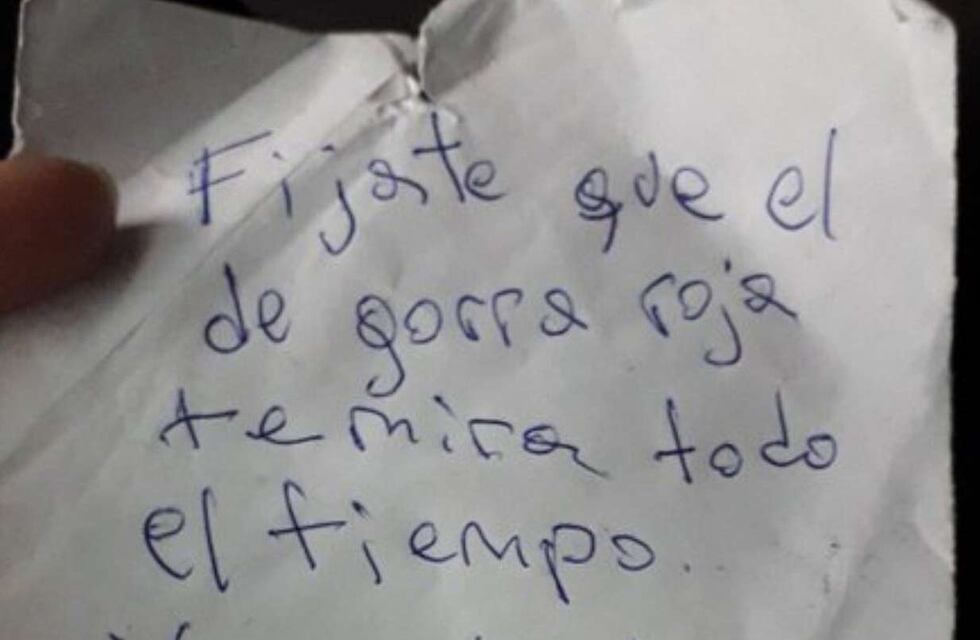 “Fijate que el de gorra roja te mira todo el tiempo”: la advertencia de una mujer a una joven que viajaba en un micro