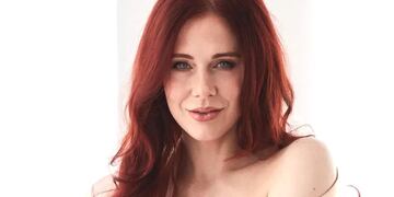 Ya llega Halloween: Maitland Ward apostó por un vestido ceñido naranja calabaza.