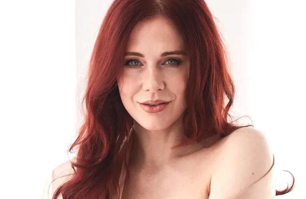 Ya llega Halloween: Maitland Ward apostó por un vestido ceñido naranja calabaza