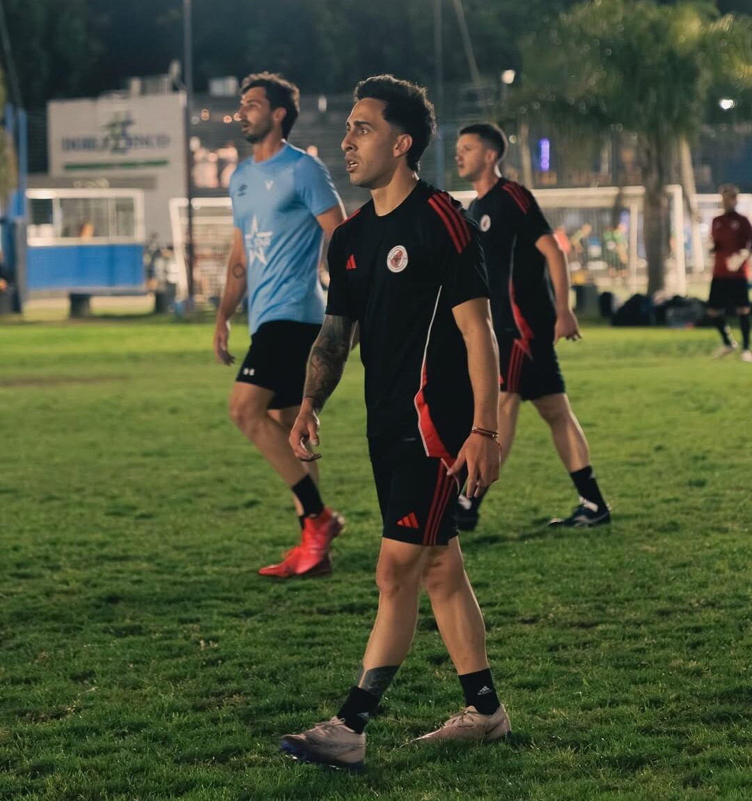 Matías Luque juega la Copa Potrero para el equipo de Julián Álvarez