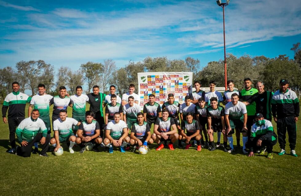 El fútbol mayor del Cultural de Arroyito presentó su nueva camiseta