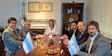 En una reunión realizada en Buenos Aires se definieron nuevas acciones de articulación entre Nación y Provincia, con foco en la continuidad del Operativo Lapacho, el refuerzo del control aéreo y el uso de bienes secuestrados como herramientas al servicio de la seguridad.