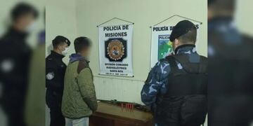 Alba Posse: portaba un arma de fuego a bordo de su motocicleta y fue detenido.