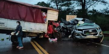 Dos fallecidos tras choque entre un camión y una camioneta en Campo Grande.