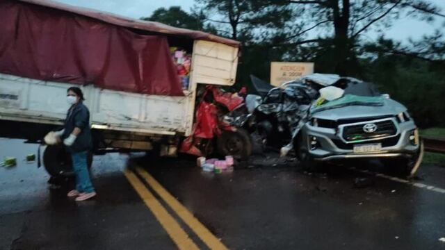 Dos fallecidos tras choque entre un camión y una camioneta en Campo Grande.