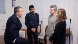 El intendente Pablo Javkin fue a la Asociación Vox a firmar el documento.