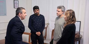 El intendente Pablo Javkin fue a la Asociación Vox a firmar el documento.