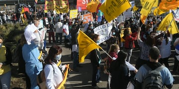 Gremios cortaron la calle en el Nudo Vial en rechazo al aumento salarial por decreto. Ignacio Blanco / Los Andes